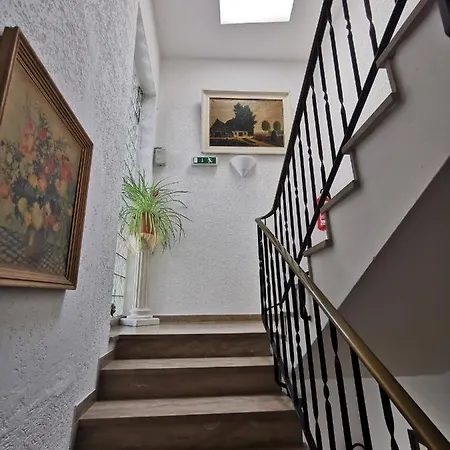 Zu Den Burgen Otel *