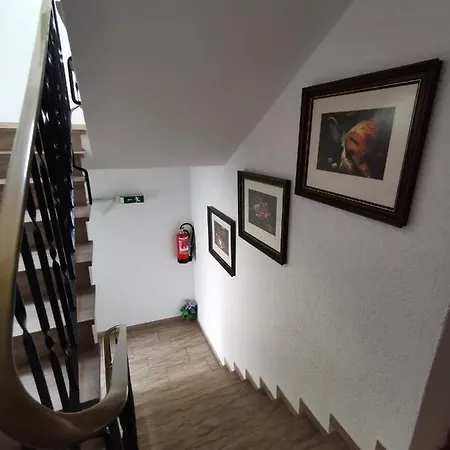 Zu Den Burgen Otel