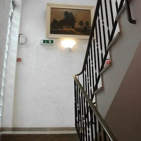 Zu Den Burgen Otel