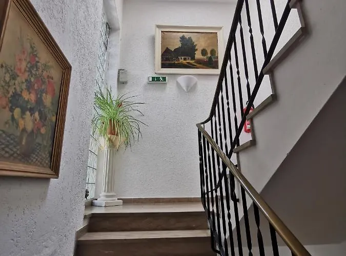 Zu Den Burgen Hotel *