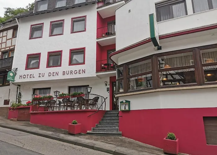 Zu Den Burgen Hotel *