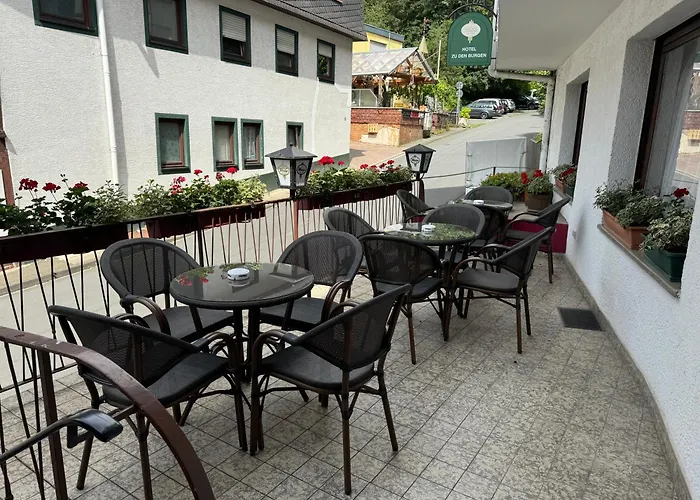 Zu Den Burgen Hotel *